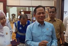 Menteri Hanif Urung Rapat dengan Dubes ASEAN, Fokus Padamkan Karhutla Riau Menteri Lingkungan Hidup, Hanif Faisol Nurofiq saat diwawancarai Kompas.com terkait kabut asap, di VIP Lancang Kuning Bandara Pekanbaru, Selasa (22/7/2025)