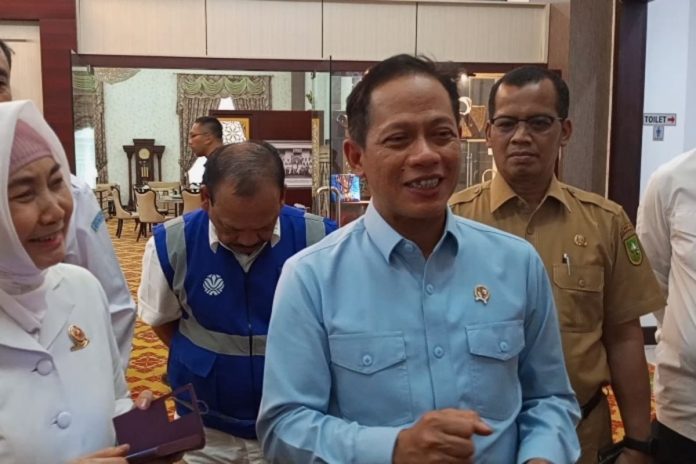 Menteri Lingkungan Hidup, Hanif Faisol Nurofiq saat diwawancarai Kompas.com terkait kabut asap, di VIP Lancang Kuning Bandara Pekanbaru, Selasa (22/7/2025)