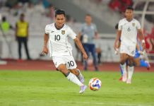 Pemain Timnas U23 Indonesia Arkhan Fikri beraksi pada laga Indonesia vs Filipina di Stadion Gelora Bung Karno di ajang ASEAN U23 Championship 2025 atau Piala AFF U23 2025 pada Jumat (18/7/2025)