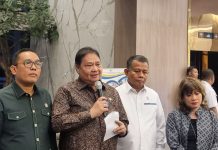 Menko Airlangga: Pembebasan TKDN untuk Produk AS Hanya Berlaku di Sektor Tertentu Wakil Menteri Investasi dan Hilirisasi/BKPM Todotua Pasaribu, Menteri Koordinator Bidang Perekonomian Airlangga Hartarto, Wakil Menteri UMKM Helvi Yuni Moraza, dan Ketua Umum Apindo Shinta Kamdani saat konferensi pers di Gedung Kemenko Perekonomian, Jakarta pada Senin (21/7/2025)