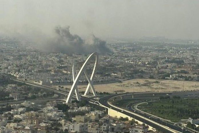Asap membubung dari sebuah bangunan di Doha, Qatar, setelah Israel melancarkan serangan yang menargetkan pimpinan Hamas, Selasa (9/9/2025). PM Israel Benjamin Netanyahu memerintahkan serangan di Doha, Qatar sebagai respons balasan untuk insiden penembakan di Yerusalem.(X/EyeonPalestine)