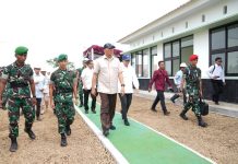 Menteri Pertahanan (Menhan) Sjafrie Sjamsoeddin saat mengajak Menteri Keuangan (Menkeu) Sri Mulyani, Menteri Kesehatan (Menkes) Budi Gunadi Sadikin dan Menteri Pertanian (Mentan) Andi Amran Sulaiman meninjau Batalyon Teritorial Pembangunan (Yonif TP) 843/Patriot Yudha Vikasa di Wanajaya, Bekasi, Jawa Barat, Rabu (20/8/2025).(Dokumentasi Biro Infohan Setjen Kemenhan.)
