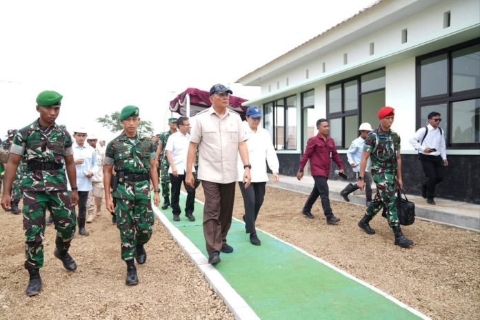 Menteri Pertahanan (Menhan) Sjafrie Sjamsoeddin saat mengajak Menteri Keuangan (Menkeu) Sri Mulyani, Menteri Kesehatan (Menkes) Budi Gunadi Sadikin dan Menteri Pertanian (Mentan) Andi Amran Sulaiman meninjau Batalyon Teritorial Pembangunan (Yonif TP) 843/Patriot Yudha Vikasa di Wanajaya, Bekasi, Jawa Barat, Rabu (20/8/2025).(Dokumentasi Biro Infohan Setjen Kemenhan.)