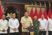 Menteri Pertahanan selaku Menko Polkam ad interim, Sjafrie Sjamsoeddin (tengah) didampingi Wamenko Polkam Lodewijk F Paulus (kiri) beserta jajaran Kemenko Polkam, di Gedung Kemenko Polkam, Jakarta, Selasa (9/9/2025).