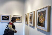 Seorang pengunjung mengamati karya dalam pameran fotografi Rana Budaya #3 di Gedung Militaire Societeit, Taman Budaya Yogyakarta (TBY). (Foto: RRI)
