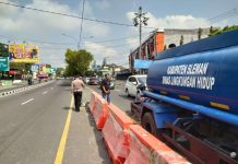 Tim tengah menata kembali water barrier yang sempat porak poranda akibat aksi unjuk rasa atau demo yang berakhir ricuh pada akhir bulan lalu. Secara bertahap lingkungan Mapolda DIY dibersihkan, termasuk pada Selasa (9/9/2025) kemarin. (Foto: Bidhumas Polda DIY)