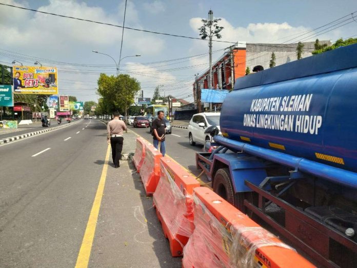 Tim tengah menata kembali water barrier yang sempat porak poranda akibat aksi unjuk rasa atau demo yang berakhir ricuh pada akhir bulan lalu. Secara bertahap lingkungan Mapolda DIY dibersihkan, termasuk pada Selasa (9/9/2025) kemarin. (Foto: Bidhumas Polda DIY) Tim tengah menata kembali water barrier yang sempat porak poranda akibat aksi unjuk rasa atau demo yang berakhir ricuh pada akhir bulan lalu. Secara bertahap lingkungan Mapolda DIY dibersihkan, termasuk pada Selasa (9/9/2025) kemarin. (Foto: Bidhumas Polda DIY)