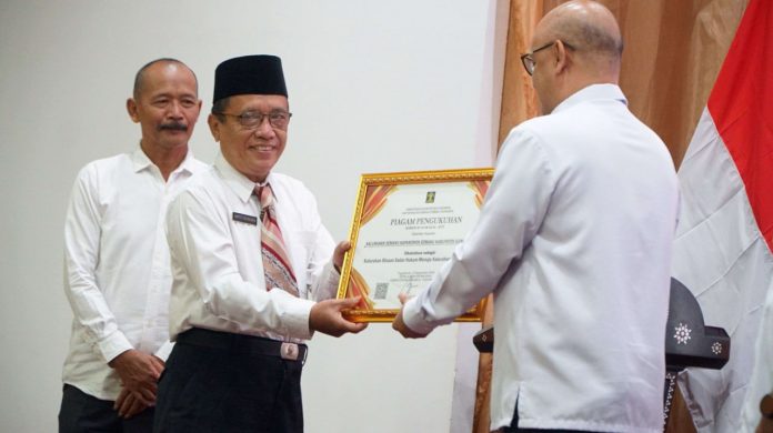 Lurah Semanu, Kabupaten Gunungkidul, mendapat penghargaan, Rabu (10/9/2025) siang, sebagai Kalurahan Sadar Hukum oleh Kanwil Kemenkum DIY. (Foto: RRI) Lurah Semanu, Kabupaten Gunungkidul, mendapat penghargaan, Rabu (10/9/2025) siang, sebagai Kalurahan Sadar Hukum oleh Kanwil Kemenkum DIY. (Foto: RRI)