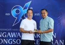 Pelatih PSIM Paul Van Gastel (kiri) menerima potongan tumpeng dari Wendy Umar yang mewakili manajemen PSIM, Jumat (5/9/2025) siang, dalam momentum perayaan sederhana 96 tahun PSIM Yogyakarta. (Foto: PSIM)