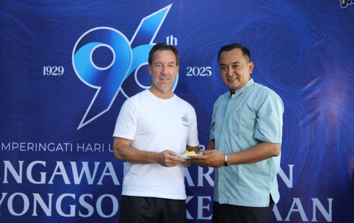 Pelatih PSIM Paul Van Gastel (kiri) menerima potongan tumpeng dari Wendy Umar yang mewakili manajemen PSIM, Jumat (5/9/2025) siang, dalam momentum perayaan sederhana 96 tahun PSIM Yogyakarta. (Foto: PSIM)