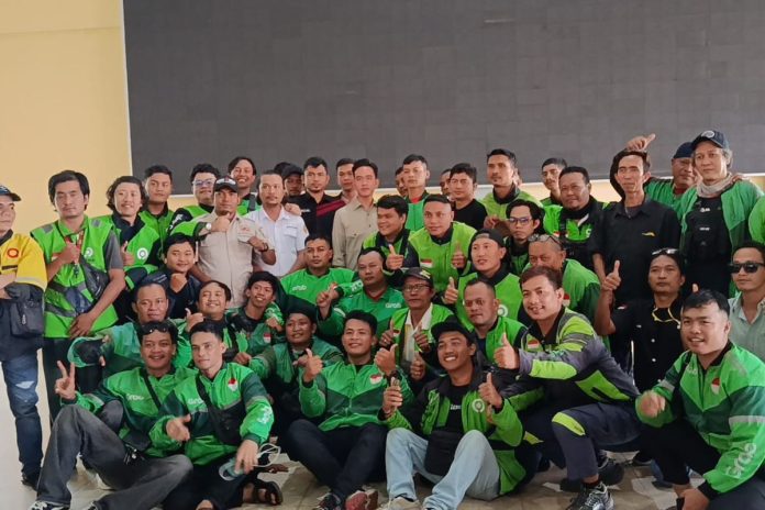 Para driver ojol di Kota Batam berfoto bersama Wakil Presiden RI, Gibran Rakabuming Raka setelah makan bersama di Barelang Seafood Restoran, Rabu (10/9/2025) (Foto: Istimewa)