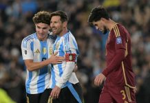 Kapten Timnas Argentina Lionel Messi menandai potensi laga kandang terakhirnya bersama Albicelester dengan mencetak gol cantik ke gawang Venezuela. Partai Argentina vs Venezuela merupakan lanjutan dari ronde laga Kualifikasi Piala Dunia 2026 zona Conmebol dan bergulir di Estadio Monumental, Buenos Aires, pada Jumat (5/9/2025) pagi hari WIB.(AFP/JUAN MABROMATA)