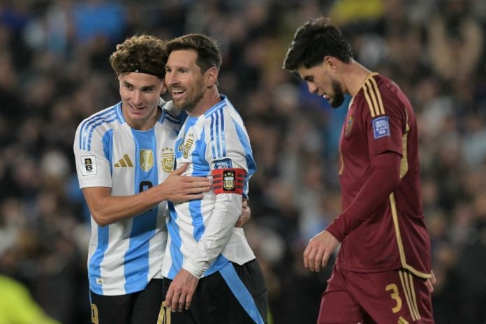 Kapten Timnas Argentina Lionel Messi menandai potensi laga kandang terakhirnya bersama Albicelester dengan mencetak gol cantik ke gawang Venezuela. Partai Argentina vs Venezuela merupakan lanjutan dari ronde laga Kualifikasi Piala Dunia 2026 zona Conmebol dan bergulir di Estadio Monumental, Buenos Aires, pada Jumat (5/9/2025) pagi hari WIB.(AFP/JUAN MABROMATA) Kapten Timnas Argentina Lionel Messi menandai potensi laga kandang terakhirnya bersama Albicelester dengan mencetak gol cantik ke gawang Venezuela. Partai Argentina vs Venezuela merupakan lanjutan dari ronde laga Kualifikasi Piala Dunia 2026 zona Conmebol dan bergulir di Estadio Monumental, Buenos Aires, pada Jumat (5/9/2025) pagi hari WIB.(AFP/JUAN MABROMATA)
