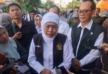 Gubernur Khofifah Bantah Kabar PHK Massal di PT Gudang Garam Gubernur Jatim Khofifah Indar Parawansa meninjau pasar murah di Surabaya, Selasa (2/9/2025) (Foto: Istimewa)