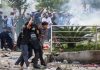Peserta demo Nepal menggotong pengunjuk rasa yang terluka dalam demonstrasi di luar Gedung Parlemen di Kathmandu, Senin (8/9/2025). Demo Nepal pecah setelah pemerintah melarang 26 media sosial yang belum terdaftar, dan massa jengah dengan korupsi yang merajalela di kalangan pejabat.(AFP/PRABIN RANABHAT)