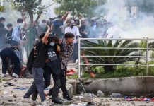 Peserta demo Nepal menggotong pengunjuk rasa yang terluka dalam demonstrasi di luar Gedung Parlemen di Kathmandu, Senin (8/9/2025). Demo Nepal pecah setelah pemerintah melarang 26 media sosial yang belum terdaftar, dan massa jengah dengan korupsi yang merajalela di kalangan pejabat.(AFP/PRABIN RANABHAT)
