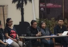 Direktur Eksekutif Amnesty International Indonesia, Usman Hamid (memegang mic) dalam peringatan 21 tahun kepergian Munir, di Kantor YLBHI, Jakarta, Minggu (7/9/2025). - Foto: Istimewa