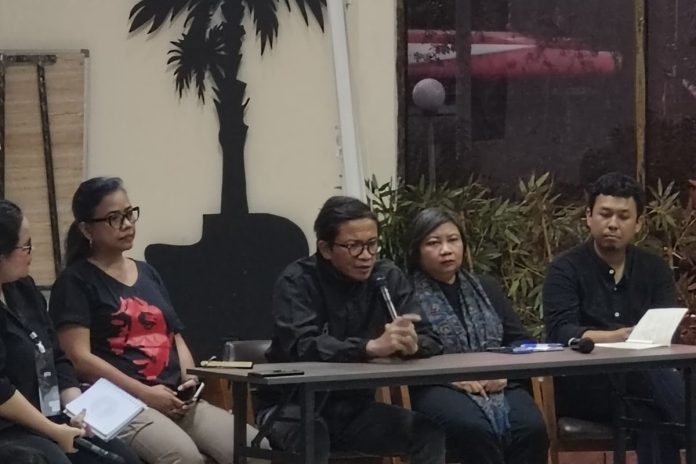 Direktur Eksekutif Amnesty International Indonesia, Usman Hamid (memegang mic) dalam peringatan 21 tahun kepergian Munir, di Kantor YLBHI, Jakarta, Minggu (7/9/2025). - Foto: Istimewa