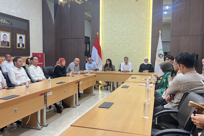 Pimpinan dan anggota DPRD DKI Jakarta menerima langsung audiensi Aliansi Mahasiswa Peduli Demokrasi (AMPSI) yang menggelar unjuk rasa menuntut transparansi dan evaluasi gaji serta tunjangan DPRD yang dinilai lebih besar daripada DPR RI yakni Rp 70 juta di depan Kantor DPRD DKI Jakarta, Rabu (4/9/2025) - Foto: Istimewa