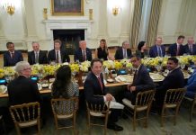 Presiden Amerika Serikat (AS) Donald Trump menyelenggarakan jamuan makan malam bersama Ibu Negara Melania Trump dan bos-bos teknologi di Ruang Makan Kenegaraan Gedung Putih, Kamis, 4 September 2025, di Washington.(Associated Press/Alex Brandon)