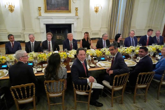 Presiden Amerika Serikat (AS) Donald Trump menyelenggarakan jamuan makan malam bersama Ibu Negara Melania Trump dan bos-bos teknologi di Ruang Makan Kenegaraan Gedung Putih, Kamis, 4 September 2025, di Washington.(Associated Press/Alex Brandon)