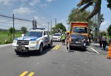 Dua truk tonton dan sebuah mobil penumpang tabrakan di simpang trafic light Siluwok, Kabupaten Kulon Progo, Daerah Istimewa Yogyakarta Kamis (4/9/2025) siang. Mobil yang membawa penumpang, ringsek (Foto: Kompas)