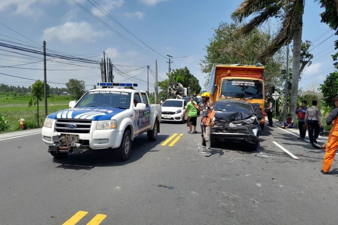 Dua truk tonton dan sebuah mobil penumpang tabrakan di simpang trafic light Siluwok, Kabupaten Kulon Progo, Daerah Istimewa Yogyakarta Kamis (4/9/2025) siang. Mobil yang membawa penumpang, ringsek (Foto: Kompas)
