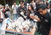 Para mahasiswa Universitas Amikom Yogyakarta saat meletakan bunga di depan foto almarhum Rheza Sendy Pratama (Foto: Istimewa)