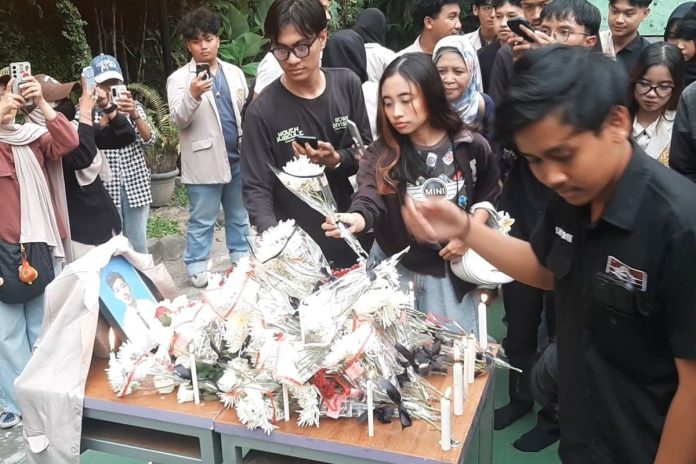 Para mahasiswa Universitas Amikom Yogyakarta saat meletakan bunga di depan foto almarhum Rheza Sendy Pratama (Foto: Istimewa)