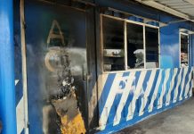 Kondisi pos Polisi simpang empat Monjali, Kapanewon Ngaglik, Kabupaten Sleman. Pintu tampak bekas terbakar dan satu kaca depan pecah (Foto: Istimewa)