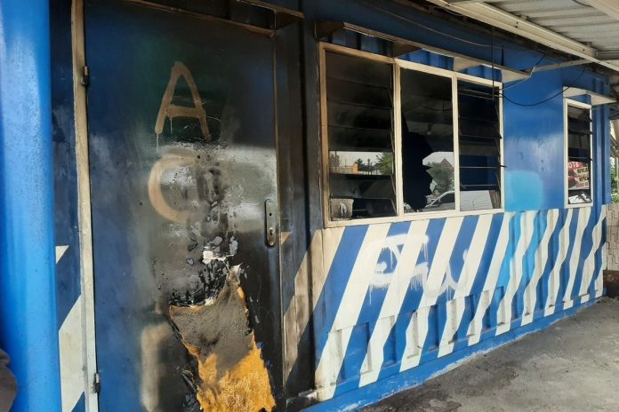 Kondisi pos Polisi simpang empat Monjali, Kapanewon Ngaglik, Kabupaten Sleman. Pintu tampak bekas terbakar dan satu kaca depan pecah (Foto: Istimewa)