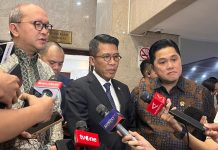 (kiri ke kanan) Chief Executive Officer (CEO) Danantara Rosan Roeslani, Ketua Komisi XI DPR RI Mukhamad Misbakhun dan Menteri BUMN Erick Thohir ditemui usai rapat kerja tertutup pada Selasa (19/8/2025). (Foto: Kompas)