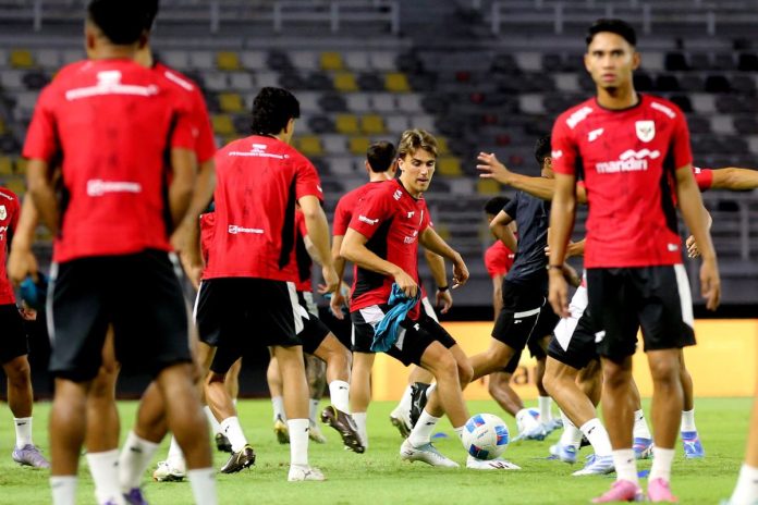 Jelang laga FIFA Matchday pemain timnas Indonesia senior Mauro Zijlstra menjalani ofisial training di Stadion Gelora Bung Tomo Surabaya, Jawa Timur, Kamis (4/9/2025) malam (Foto: Istimewa)