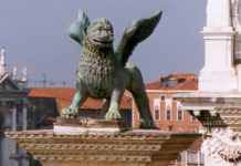 Patung singa bersayap di Venesia(Peter J.StB.Green)