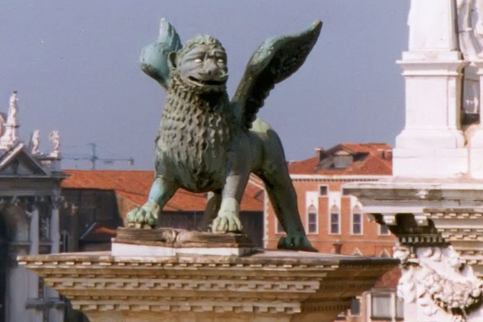 Patung singa bersayap di Venesia(Peter J.StB.Green)
