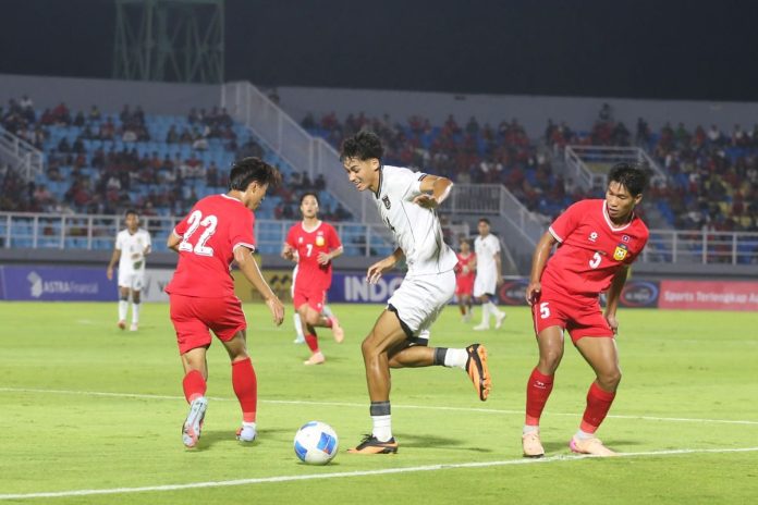 Aksi penyerang Timnas U23 Indonesia, Rafael Struick, pada laga kontra Laos di ajang Kualifikasi Piala Asia U23 2026 di Stadion Gelora Delta Sidoarjo pada Rabu (3/9/2025).