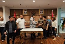 Menteri PKP Maruarar Sirait bersama Ketua Umum Badan Pengurus Pusat (BPP) HIPMI masa bakti 2022-2025 Akbar Himawan Buchari. Turut hadir mendampingi Menteri PKP, Sekjen Kementerian PKP, Didyk Choiroel dan Komisioner BP Tapera, Heru Pudyo Nugroho, Staf Khusus Menteri PKP Dwidadi di Kantor Kementerian PKP, Wisma Mandiri II, Jakarta, Selasa (2/9/2025) malam.(Dok. Kementerian PKP)
