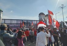 Mahasiswa GMNI menggelar aksi susulan di depan Gedung DPR RI, Senayan, Jakarta Pusat, Rabu (3/9/2025)