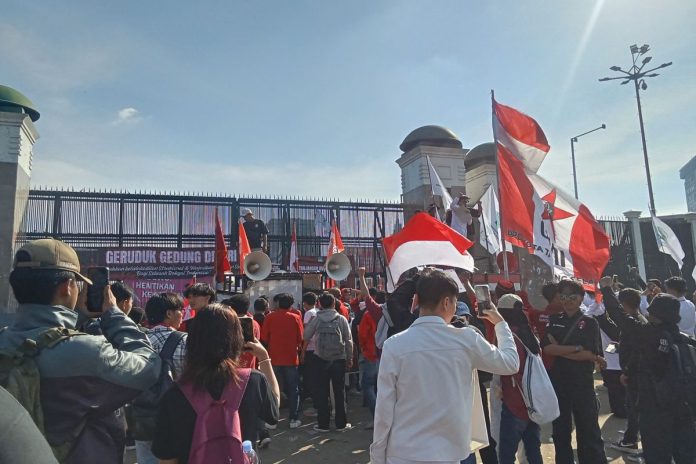 Mahasiswa GMNI menggelar aksi susulan di depan Gedung DPR RI, Senayan, Jakarta Pusat, Rabu (3/9/2025) Mahasiswa GMNI menggelar aksi susulan di depan Gedung DPR RI, Senayan, Jakarta Pusat, Rabu (3/9/2025)