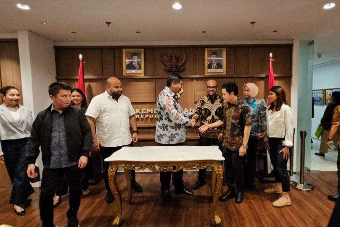 Menteri PKP Maruarar Sirait bersama Ketua Umum Badan Pengurus Pusat (BPP) HIPMI masa bakti 2022-2025 Akbar Himawan Buchari. Turut hadir mendampingi Menteri PKP, Sekjen Kementerian PKP, Didyk Choiroel dan Komisioner BP Tapera, Heru Pudyo Nugroho, Staf Khusus Menteri PKP Dwidadi di Kantor Kementerian PKP, Wisma Mandiri II, Jakarta, Selasa (2/9/2025) malam.(Dok. Kementerian PKP)