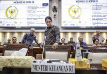 Menteri Keuangan Purbaya Yudhi Sadewa (tengah) bersiap mengikuti rapat kerja dengan Komisi XI DPR di Kompleks Parlemen, Senayan, Jakarta, Kamis (11/9/2025). Komisi XI DPR menyetujui pagu anggaran Kementerian Keuangan dalam Anggaran Pendapatan dan Belanja Negara (APBN) tahun 2026 sebesar Rp52,02 triliun. (ANTARA FOTO/Dhemas Reviyanto)
