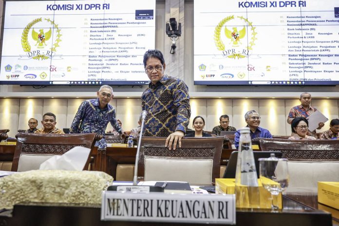 Menteri Keuangan Purbaya Yudhi Sadewa (tengah) bersiap mengikuti rapat kerja dengan Komisi XI DPR di Kompleks Parlemen, Senayan, Jakarta, Kamis (11/9/2025). Komisi XI DPR menyetujui pagu anggaran Kementerian Keuangan dalam Anggaran Pendapatan dan Belanja Negara (APBN) tahun 2026 sebesar Rp52,02 triliun. (ANTARA FOTO/Dhemas Reviyanto)