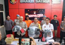 Pihak Polresta Yogyakarta menunjukkan barang bukti yang digunakan pelaku dalam konferensi pers, Kamis (11/9/2025) siang, terkait kasus pelemparan molotov pos polisi di Kota Yogyakarta dan Sleman. (Foto; Istimewa)
