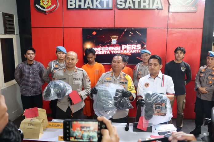 Pihak Polresta Yogyakarta menunjukkan barang bukti yang digunakan pelaku dalam konferensi pers, Kamis (11/9/2025) siang, terkait kasus pelemparan molotov pos polisi di Kota Yogyakarta dan Sleman. (Foto; Istimewa) Pihak Polresta Yogyakarta menunjukkan barang bukti yang digunakan pelaku dalam konferensi pers, Kamis (11/9/2025) siang, terkait kasus pelemparan molotov pos polisi di Kota Yogyakarta dan Sleman. (Foto; Istimewa)