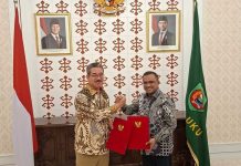 Gubernur Maluku dan Bupati SBT Sepakat Berbagi Keuntungan dari Blok Migas Gubernur Maluku menandatangani kesepakatan pembagian PI 10 Persen Ladang Migas dengan Bupati Seram Bagian Timur (Foto; Istimewa)