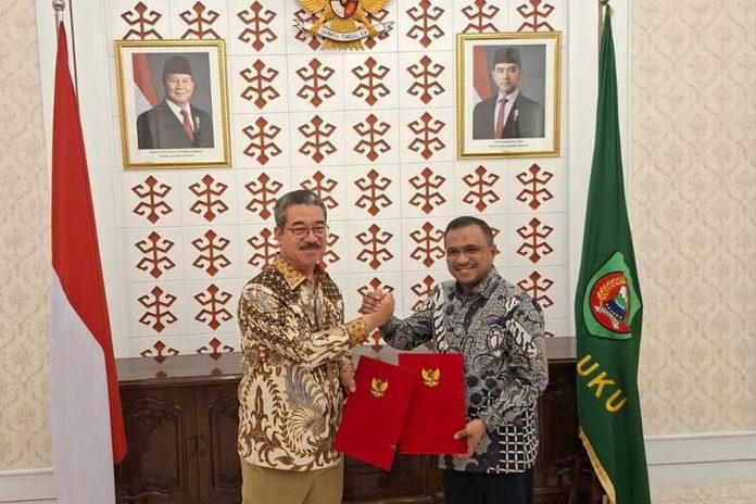 Gubernur Maluku menandatangani kesepakatan pembagian PI 10 Persen Ladang Migas dengan Bupati Seram Bagian Timur (Foto; Istimewa)