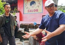 Wali kota Yogyakarta Hasto Wardoyo ketika meninjau panen maggot yang dibudidayakan masyarakat Kampung Pengok RW 12 Demangan untuk mengolah sampah sisa makanan. (Foto: Dok.Pemkot Yogyakarta)