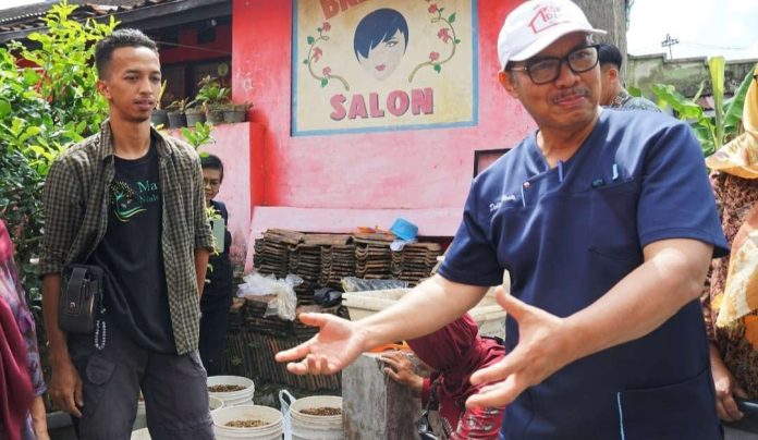 Wali kota Yogyakarta Hasto Wardoyo ketika meninjau panen maggot yang dibudidayakan masyarakat Kampung Pengok RW 12 Demangan untuk mengolah sampah sisa makanan. (Foto: Dok.Pemkot Yogyakarta) Wali kota Yogyakarta Hasto Wardoyo ketika meninjau panen maggot yang dibudidayakan masyarakat Kampung Pengok RW 12 Demangan untuk mengolah sampah sisa makanan. (Foto: Dok.Pemkot Yogyakarta)