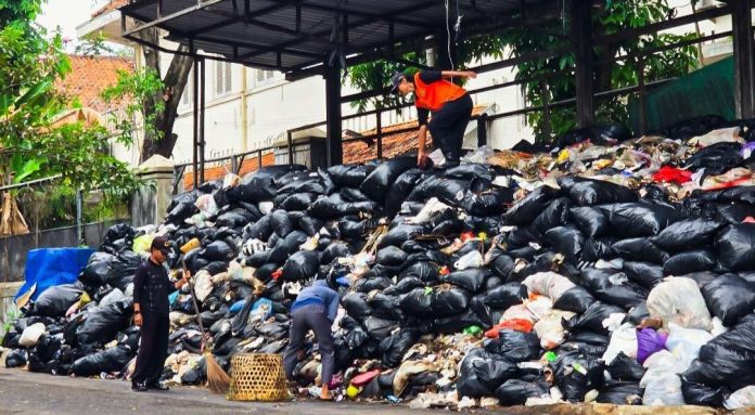 Kondisi depo Kotabaru dengan tumpukan sampah yang menggunung. (Foto: Istimewa)