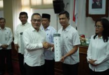 Bupati Bantul membagikan alat penyerahan biopori kepada perwakilan kapanewon, kalurahan, hingga puskesmas di seluruh Bantul, Rabu (10/9/2025). (Foto: Humas Polres Bantul)